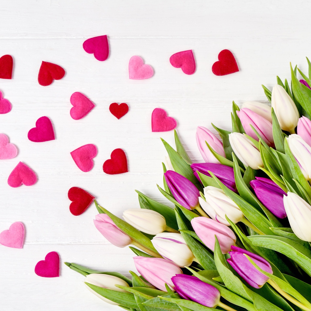 Красивый букет нежных тюльпанов с маленькими сердечками на белом фоне