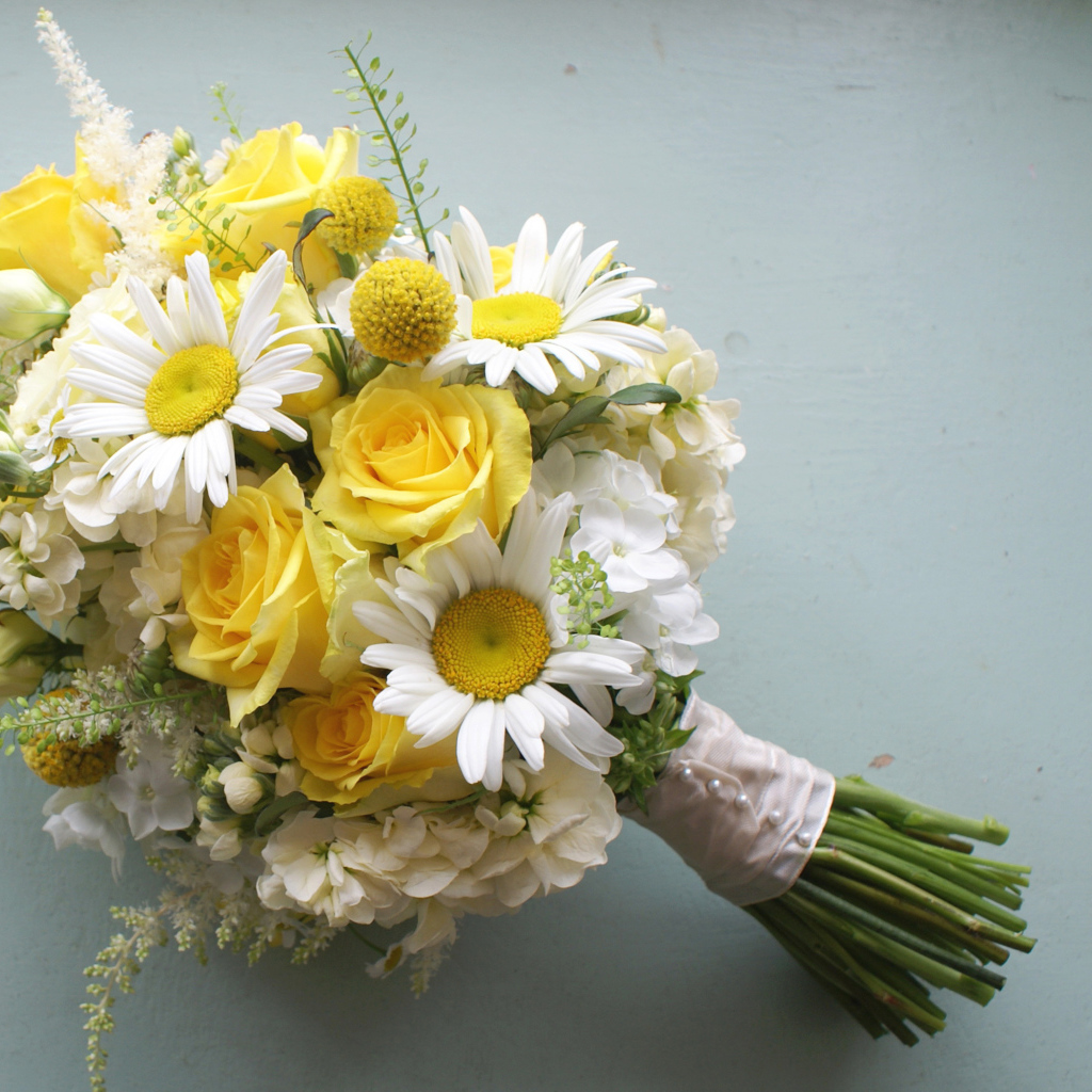 Красивый букет цветов на сером фоне