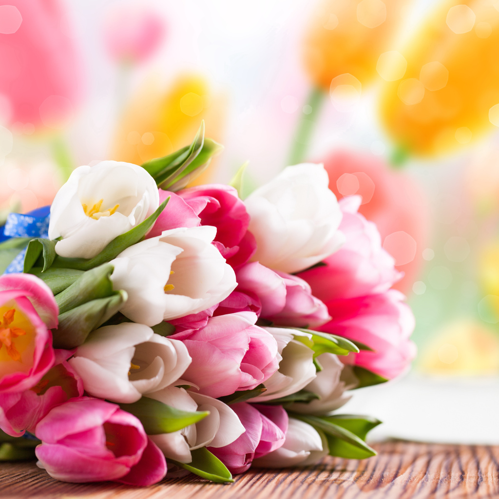 Красивый букет розовых и белых тюльпанов на столе
