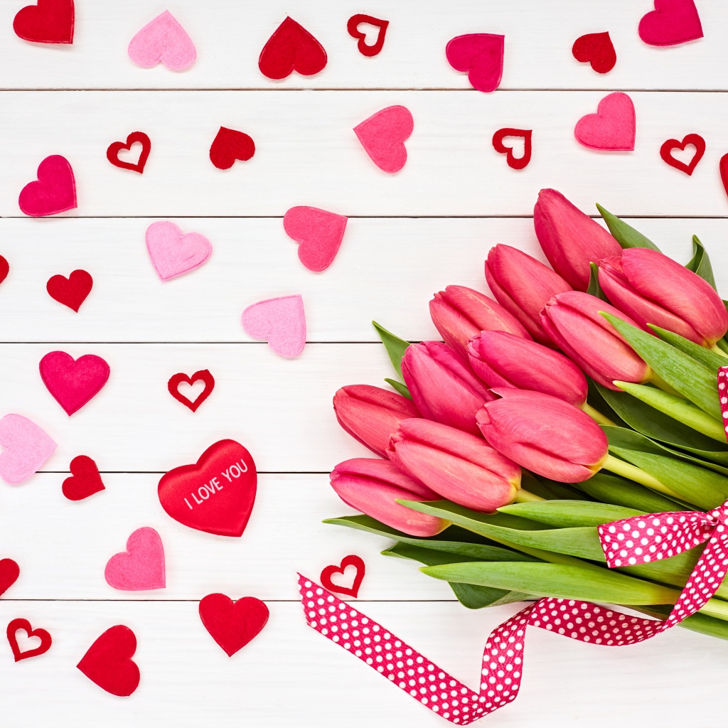 Красивый букет розовых тюльпанов на белом фоне с сердечками и лентой
