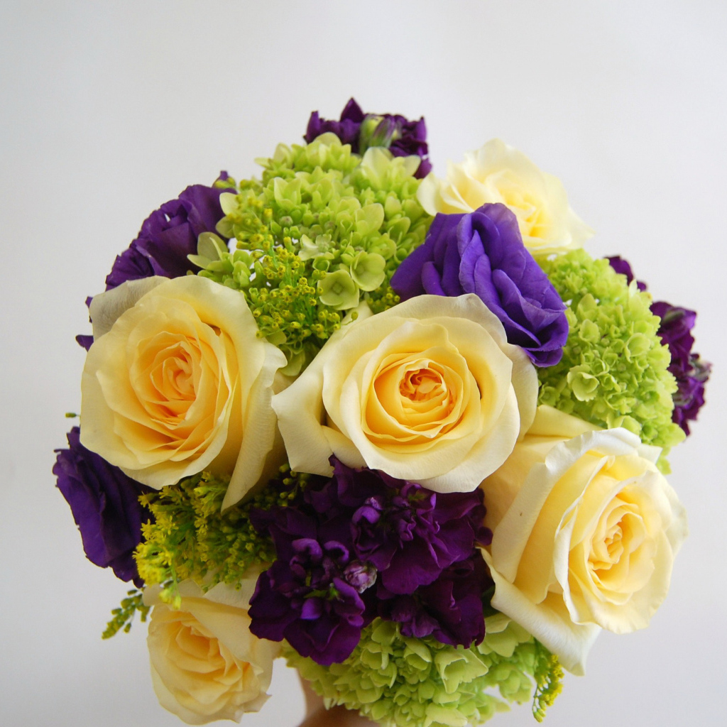 Красивый свадебный букет с розами на сером фоне