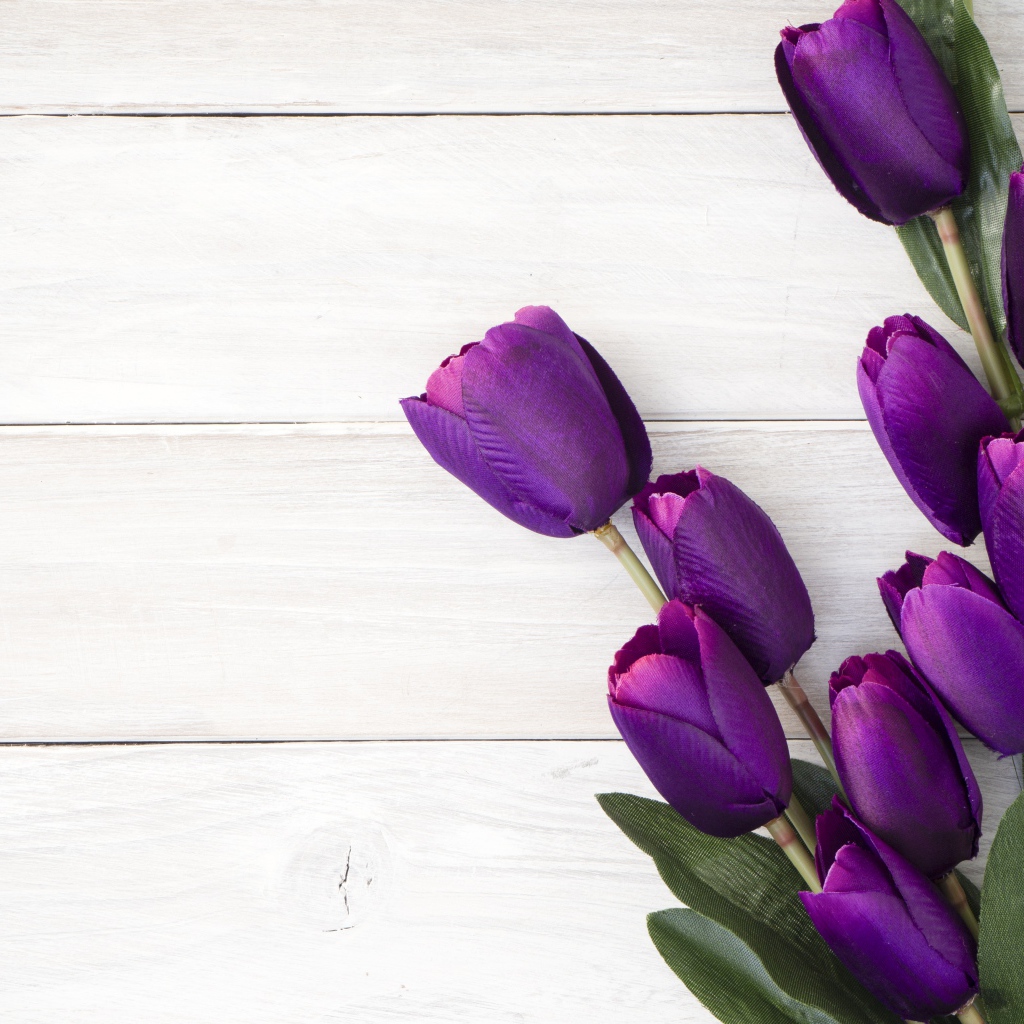 Букет искусственных фиолетовых тюльпанов на деревянном фоне
