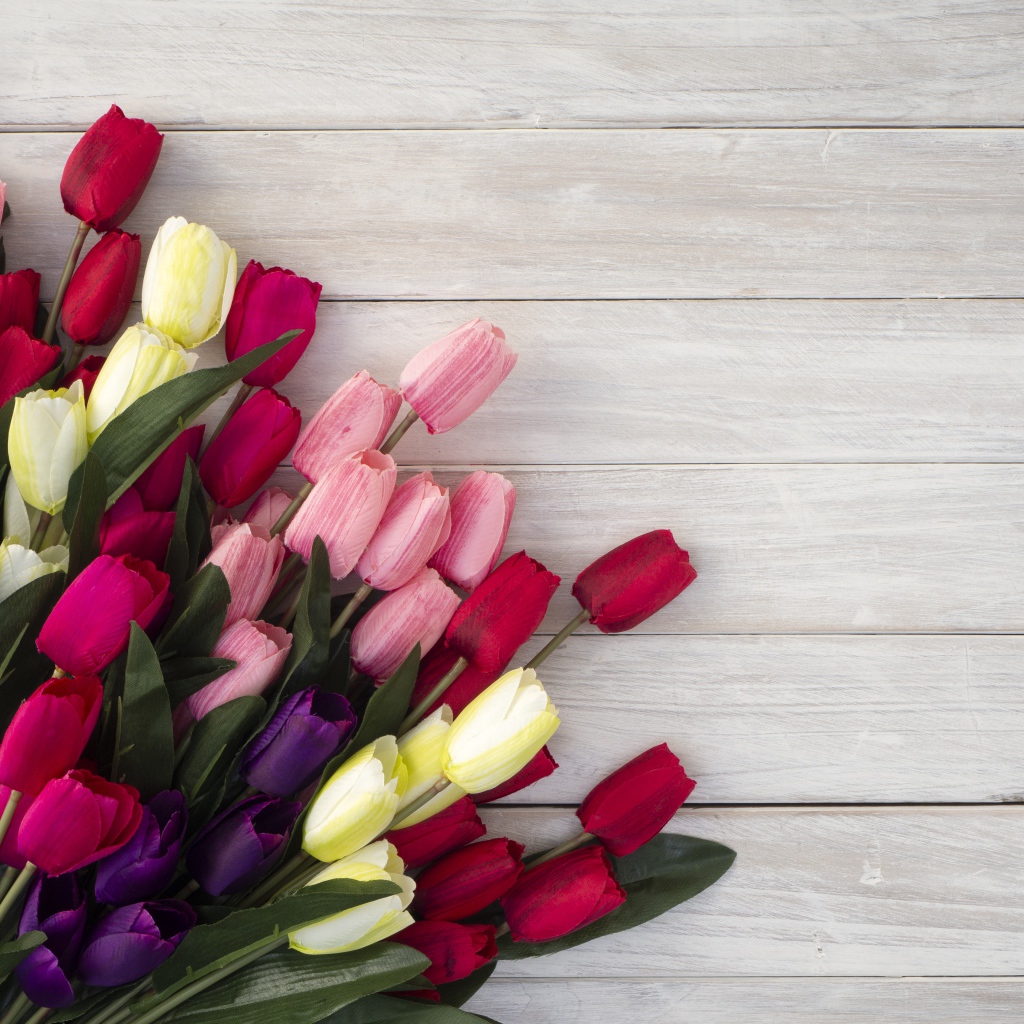 Букет искусственных тюльпанов на серой деревянной поверхности