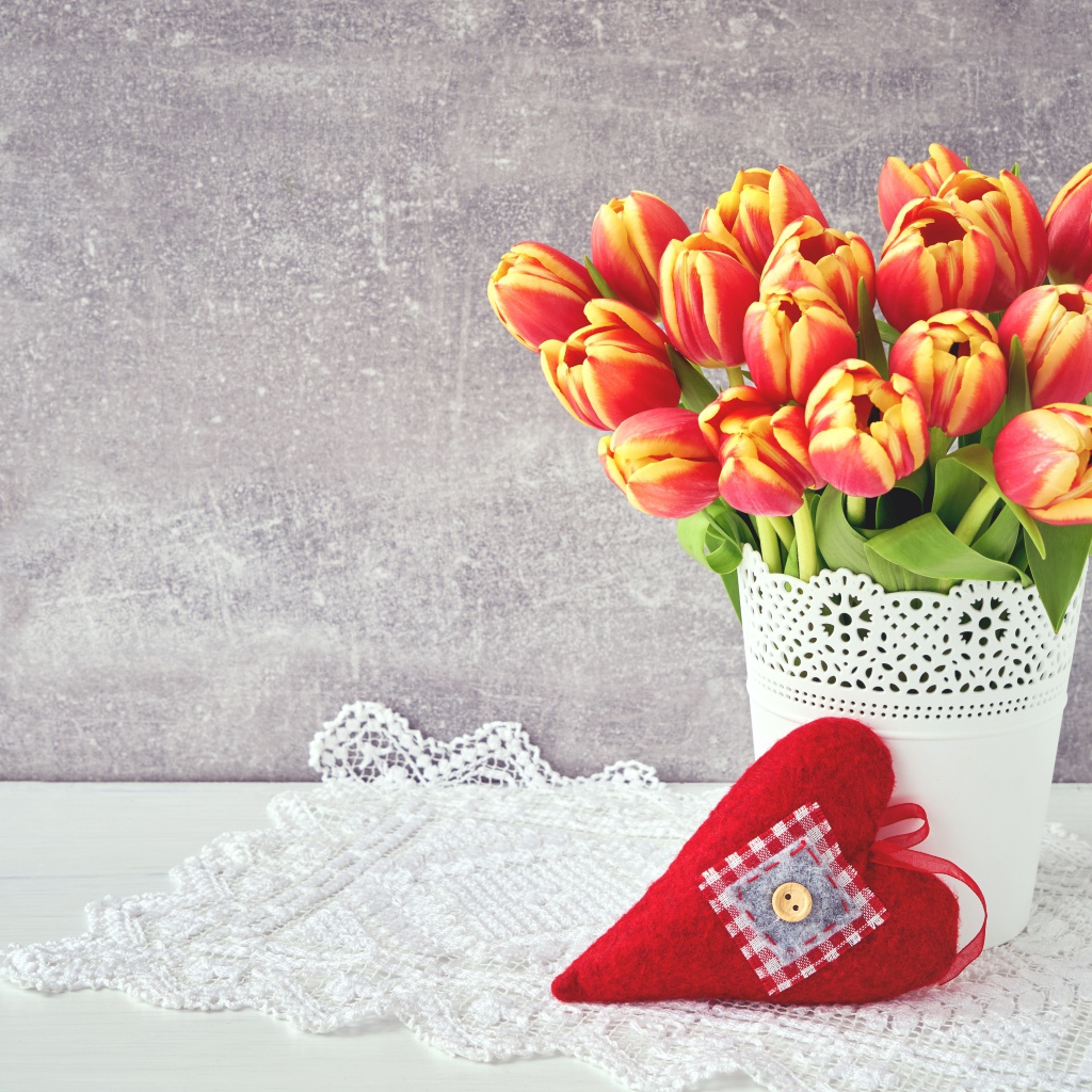 Букет красивых тюльпанов в вазе на сером фоне с сердцем