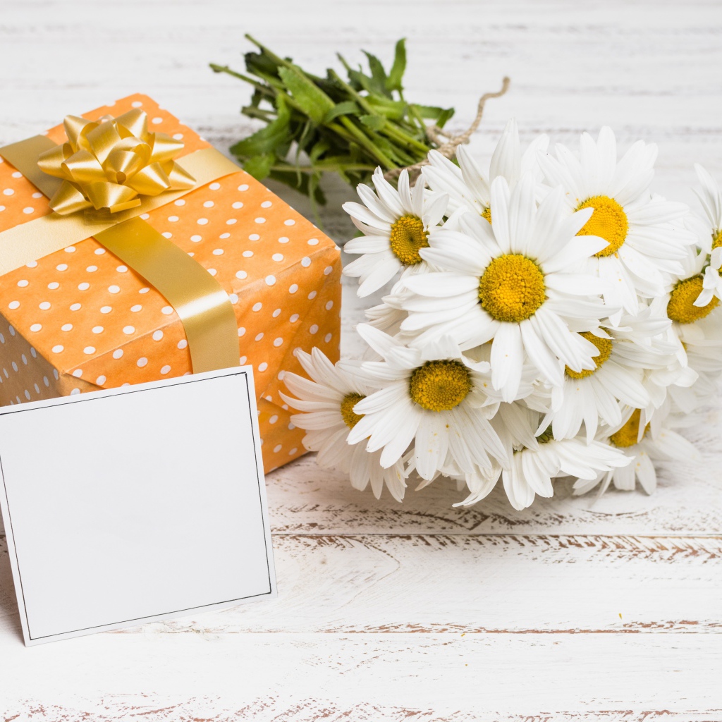 Букет ромашек с подарком и шаблоном для открытки 