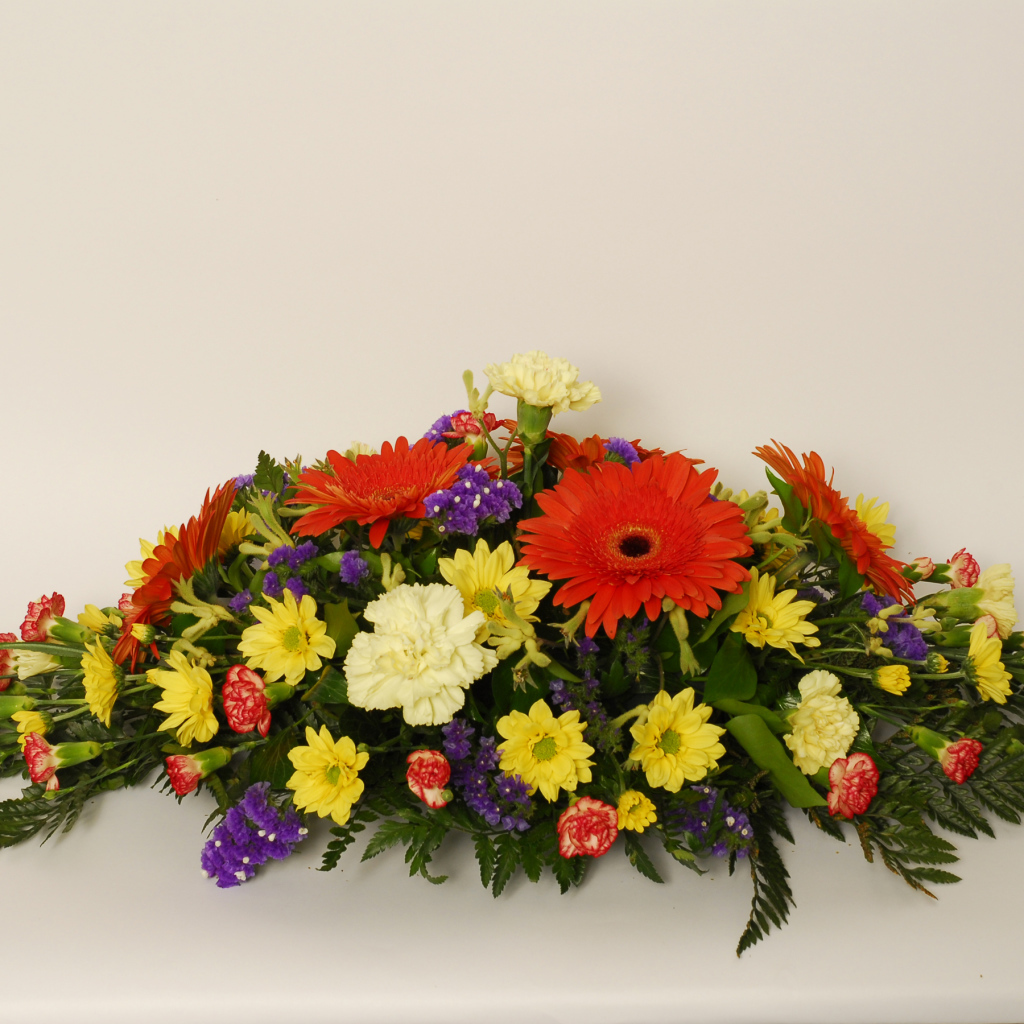 Букет разных разноцветных цветов на сером фоне