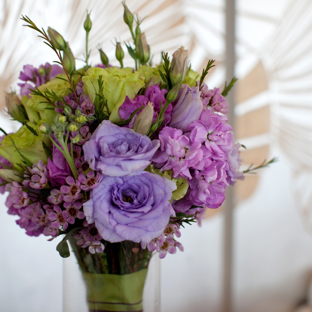 Букет эустомы в вазе крупным планом