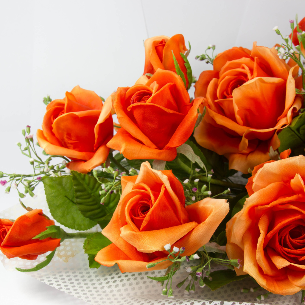 Букет оранжевых роз с полевыми цветами 