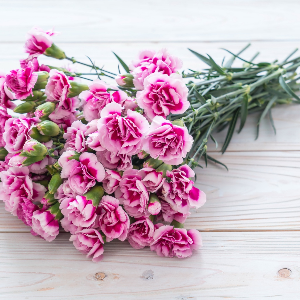 Букет розовых цветов гвоздики на столе