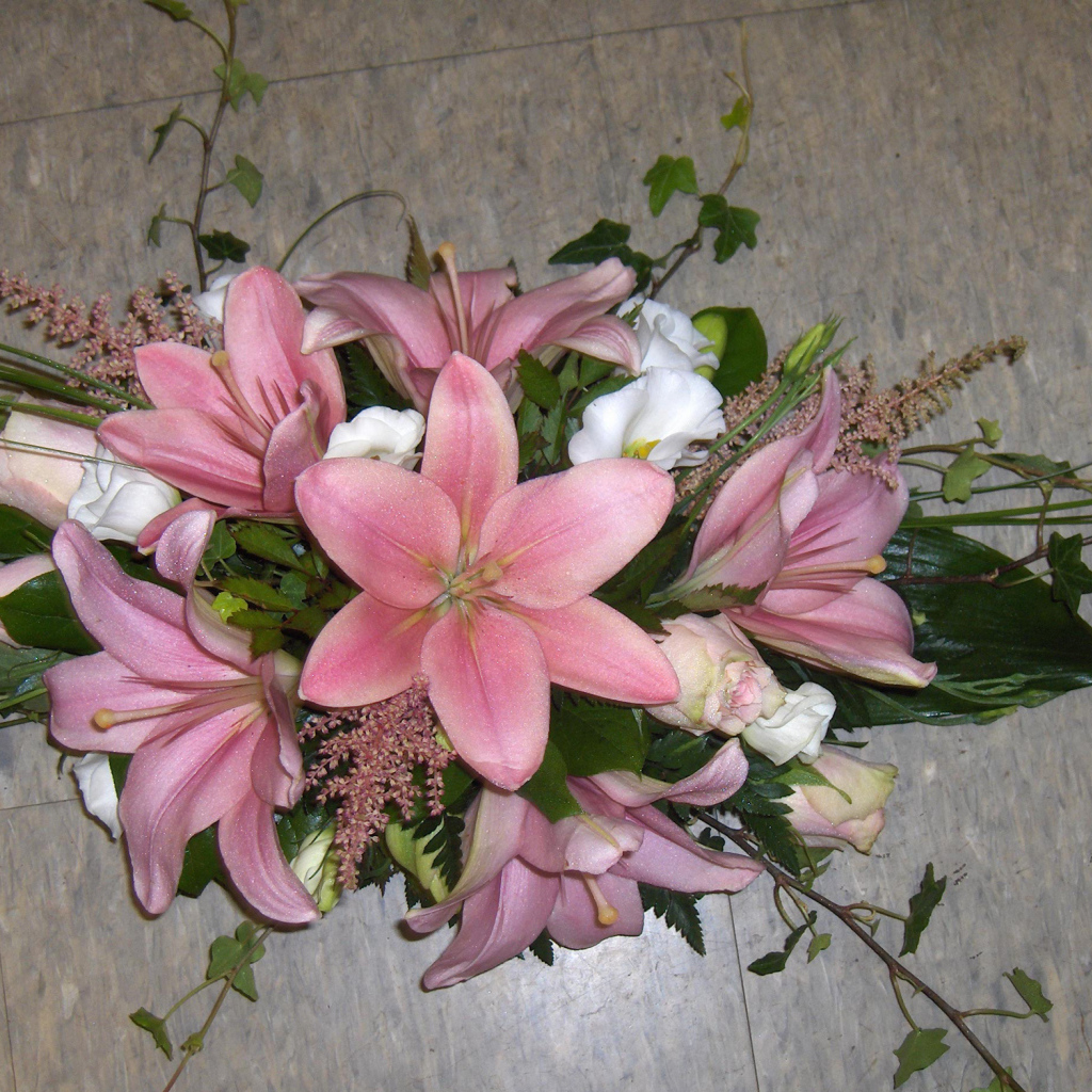 Букет розовых лилий с розами на полу 