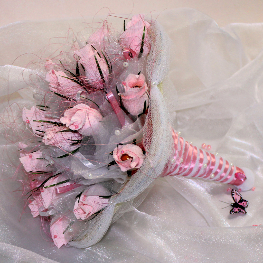Букет розовых роз из бумаги с конфетами 
