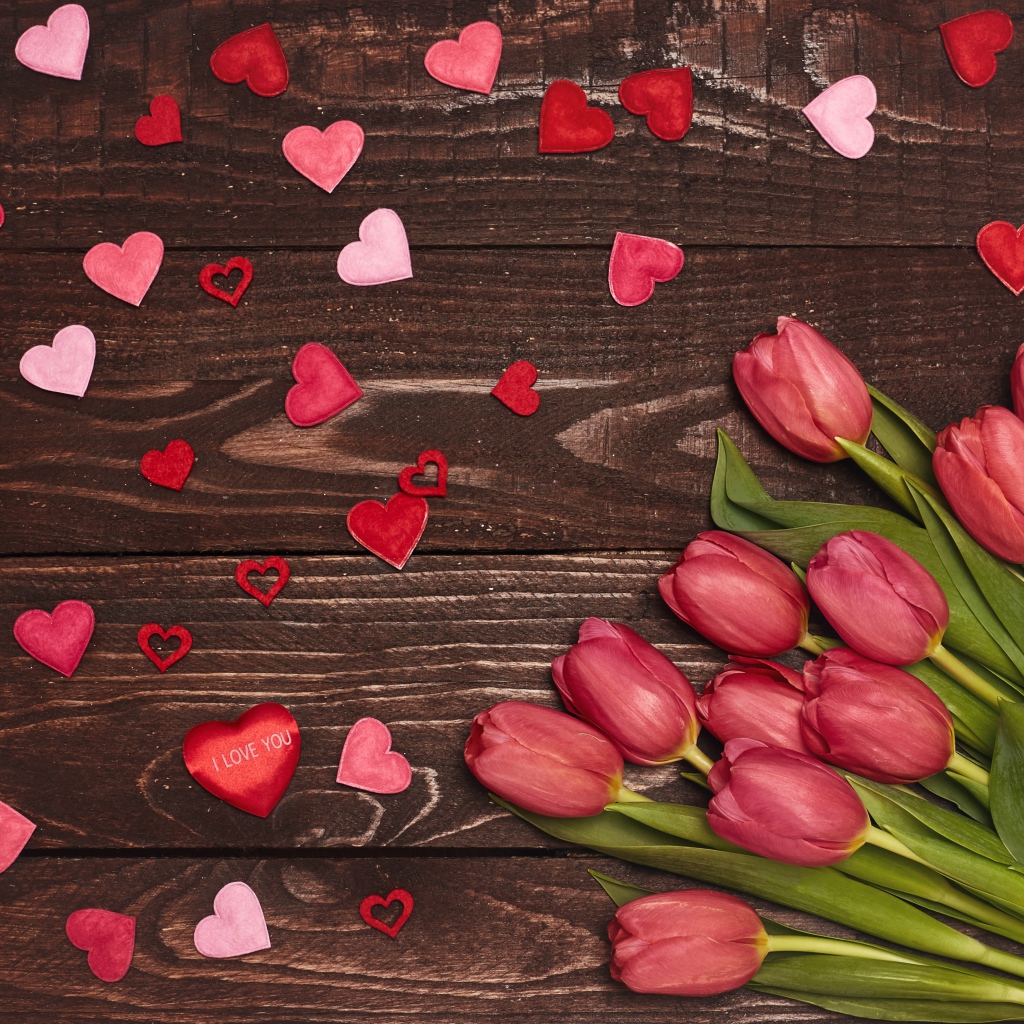 Букет тюльпанов на деревянном фоне с сердечками