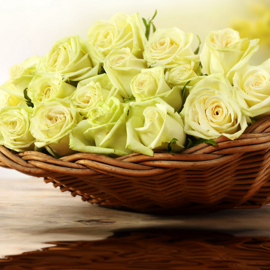 Букет белых роз в плетеной корзине