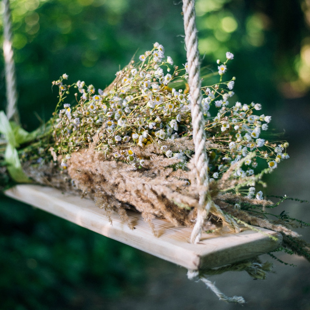 Букет полевых цветов на лежат на качели