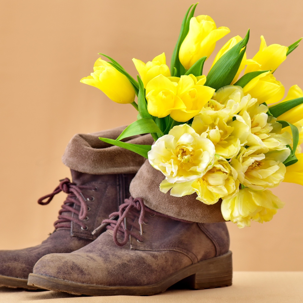 Букет желтых тюльпанов в старых ботинках 