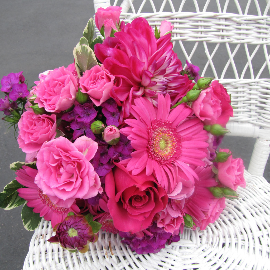 Букет с розовыми цветами георгины, розы, герберы и флоксы на белом стуле