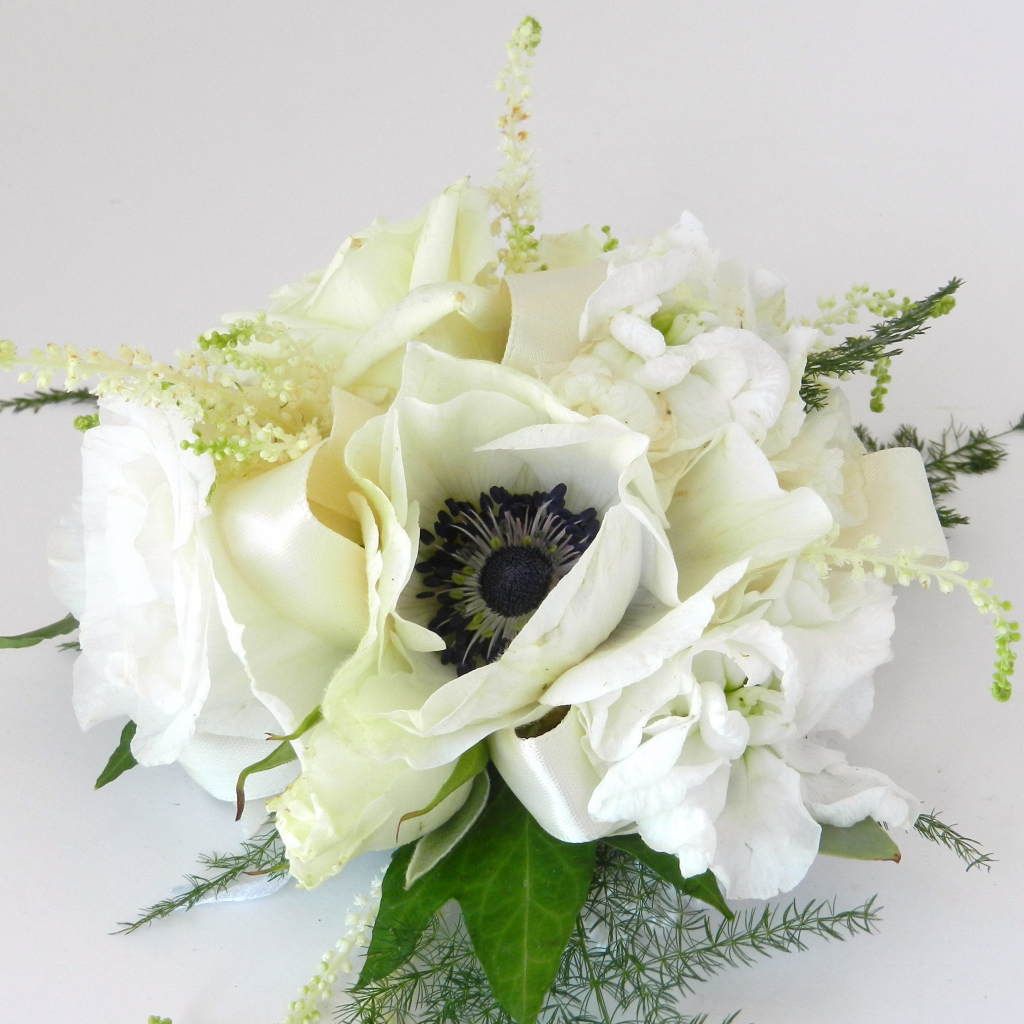 Букет с белыми цветами анемоны на сером фоне