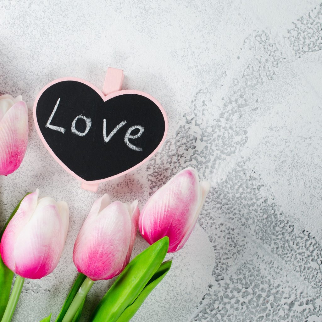 Сердечко на сером фоне с букетом розовых тюльпанов