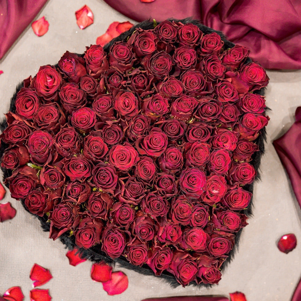 Красные розы в коробке в форме сердца вид сверху