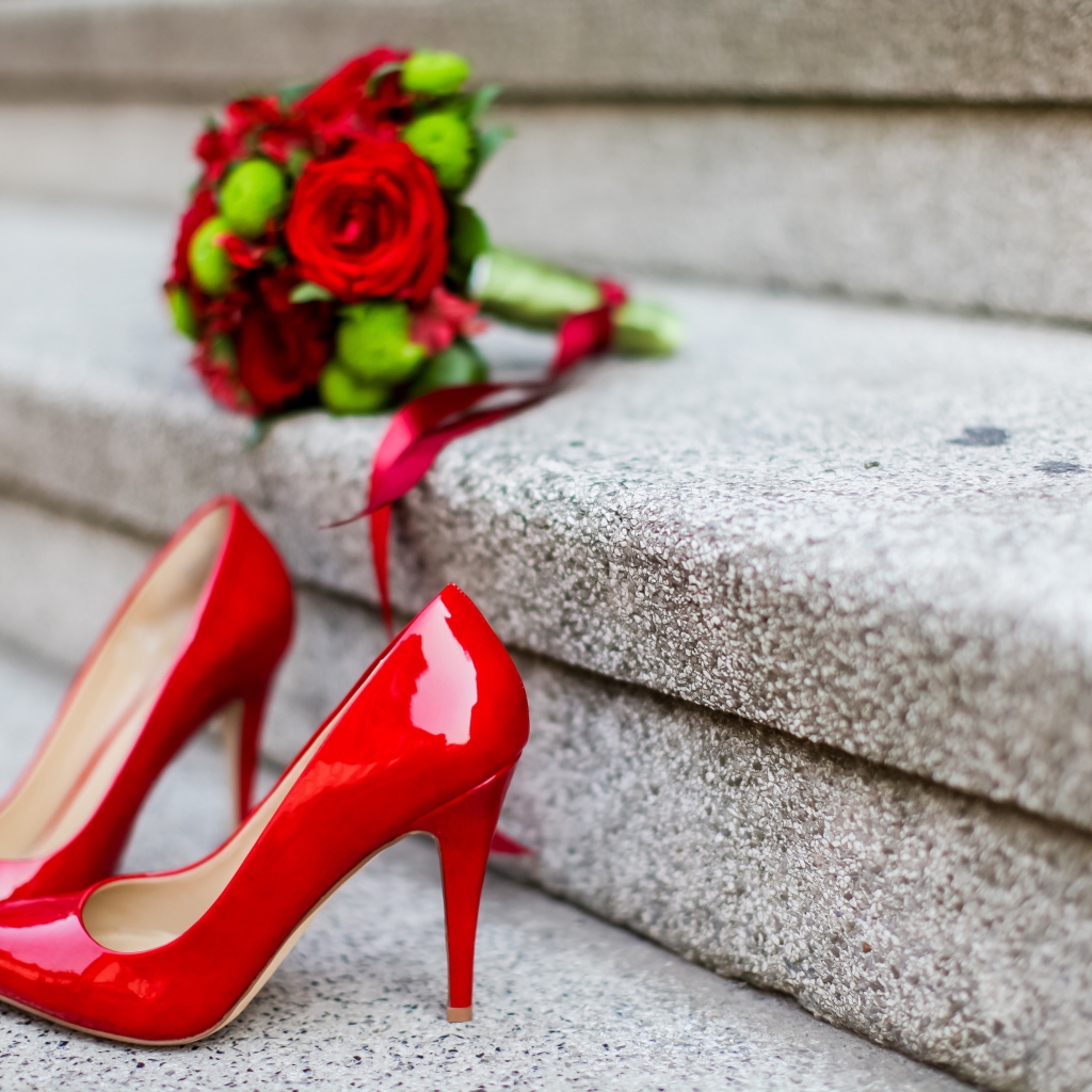 Красные туфли на ступеньках с букетом