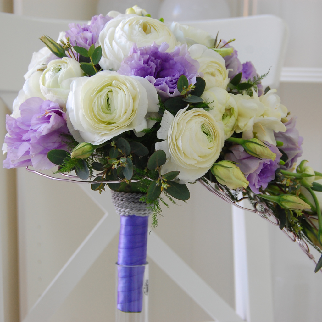 Белые лютики и цветы фиолетовой эустомы в букете 