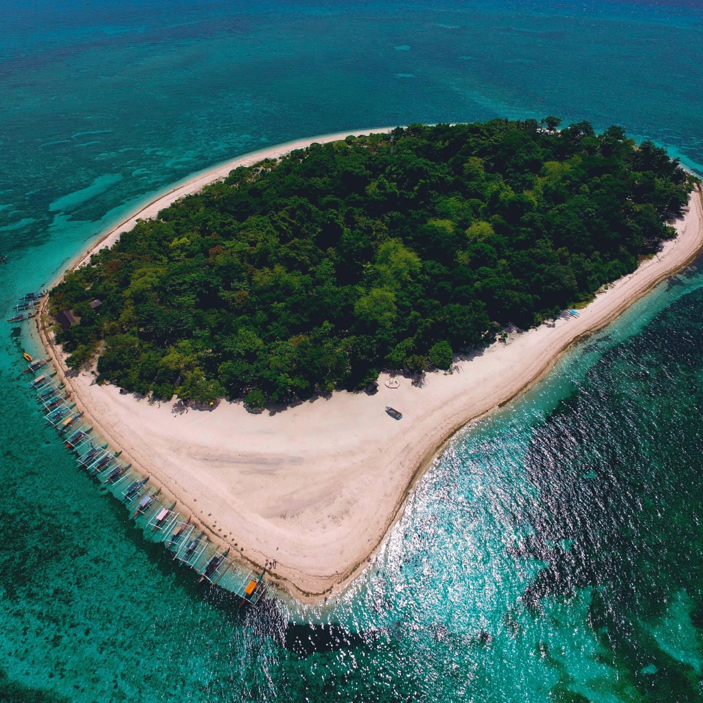 Тропический остров в голубом океане, Исландия 