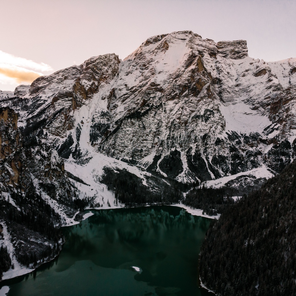 Озеро между заснеженных гор