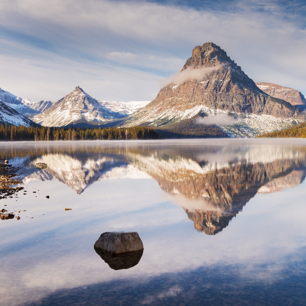 Величественные горы отражаются в прозрачной воде