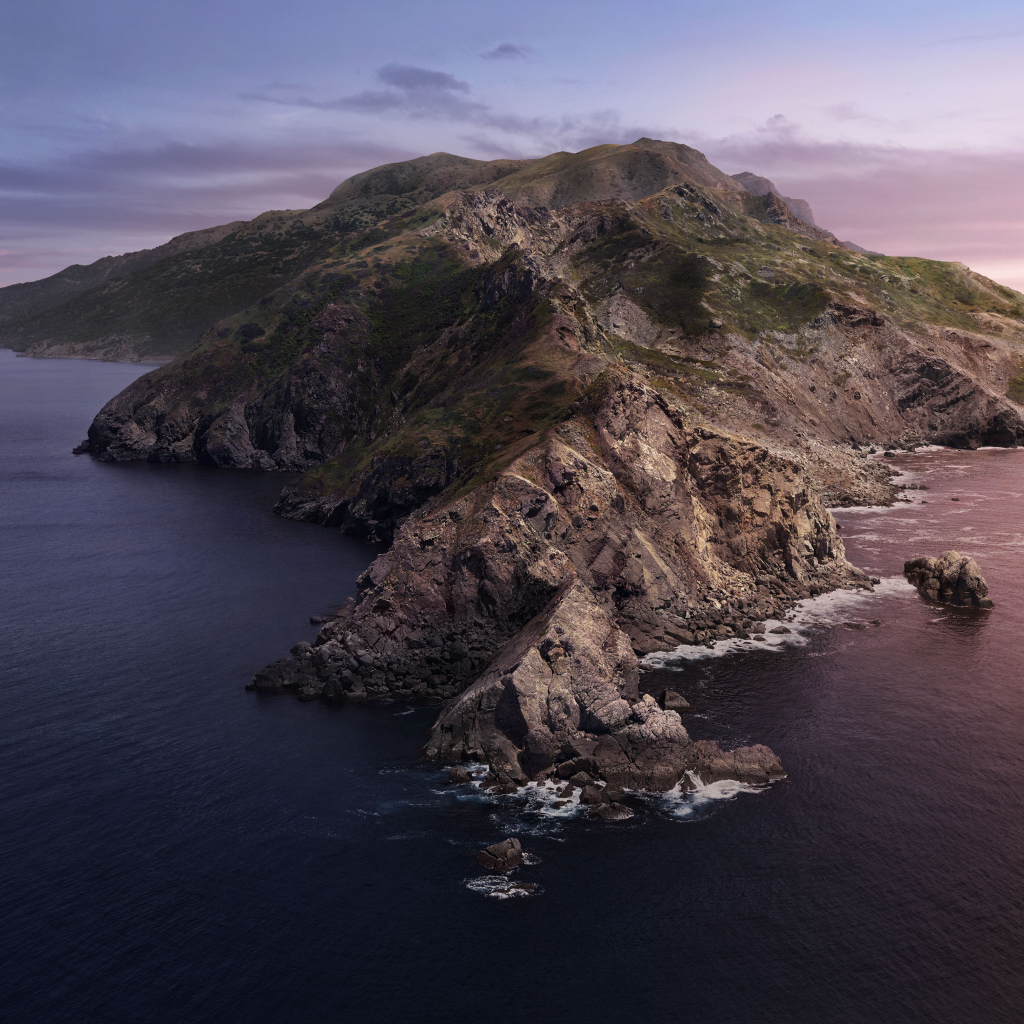 Гора в море под красивым небом, Исландия