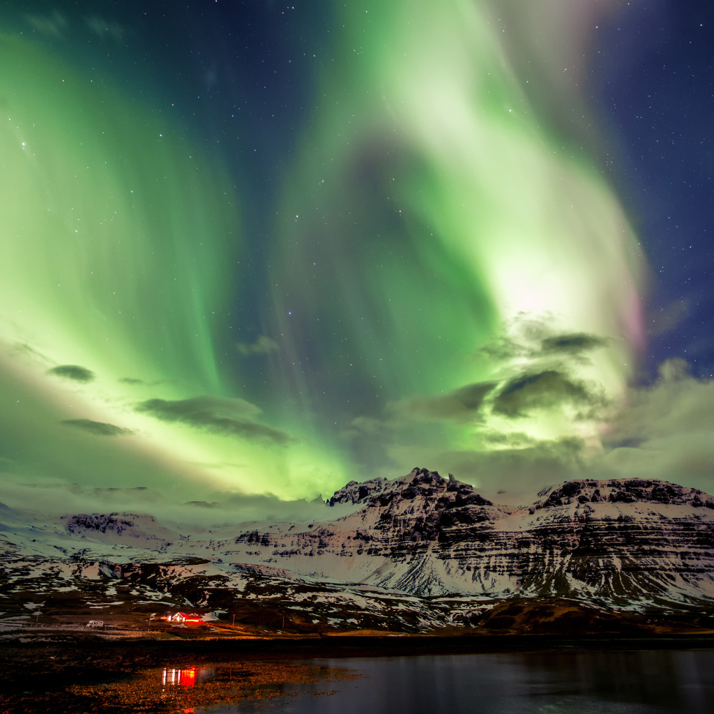 Северное сияние над заснеженными горами, Исландия