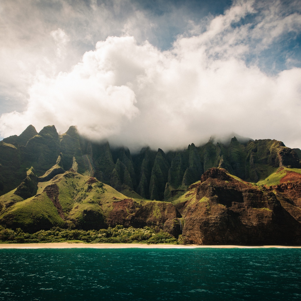 Белые облака окутывают вершину горы у озера