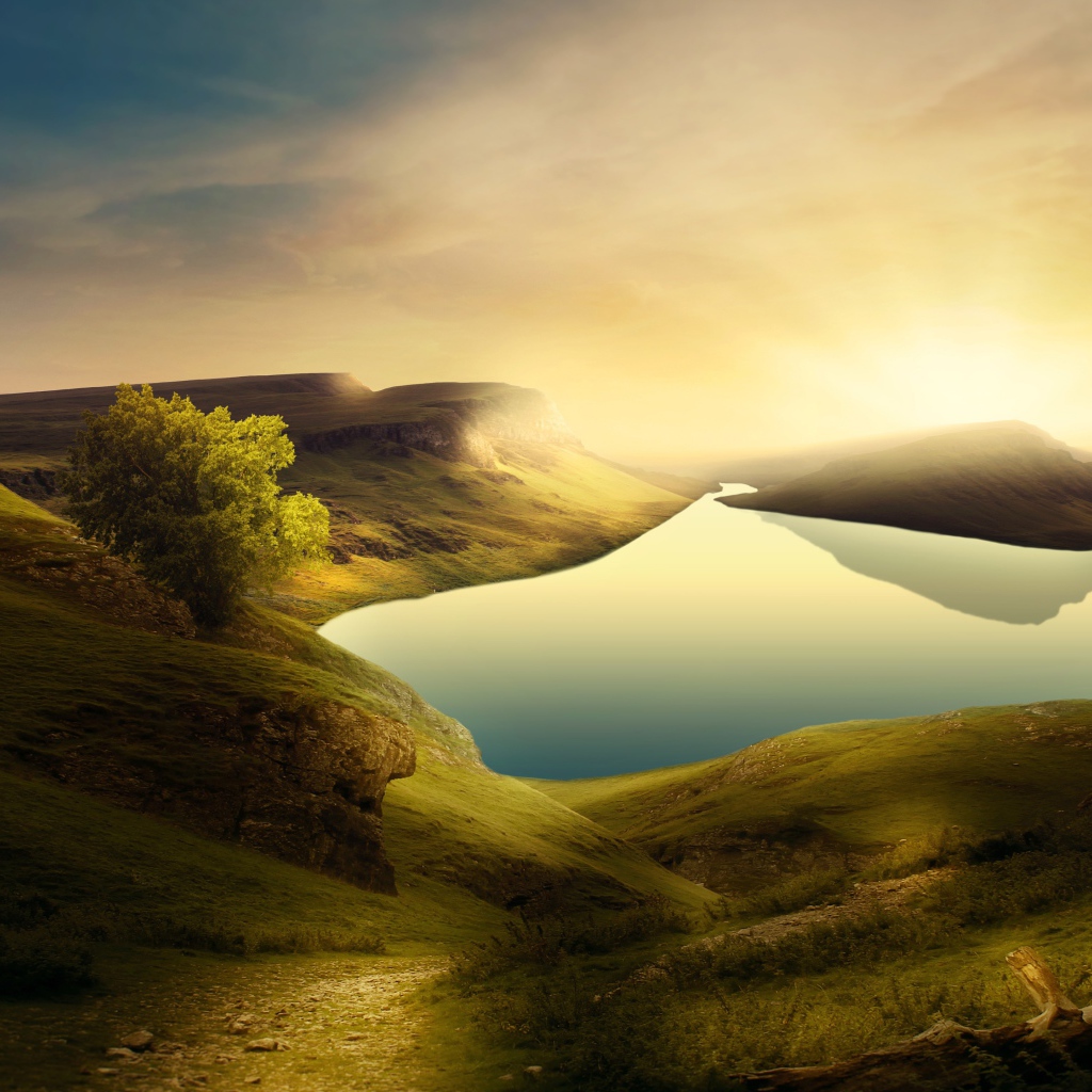 Красивое озеро среди зеленых гор под небом