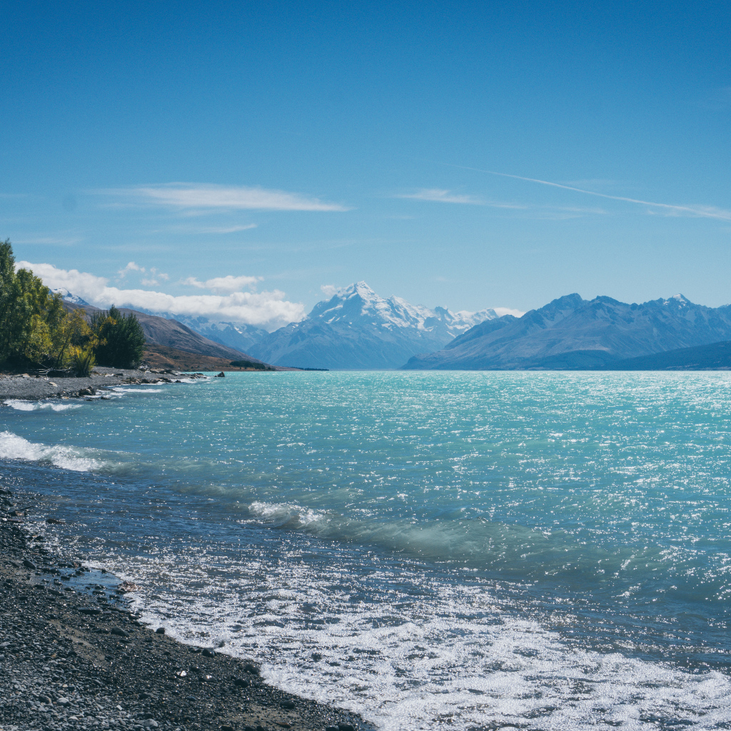 Голубая чистая холодная вода в горном озере 
