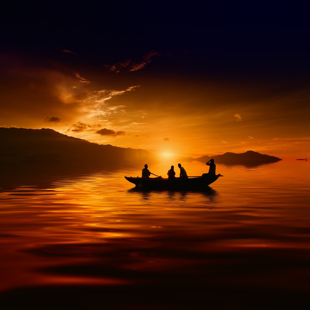 Лодка с людьми на озере на закате