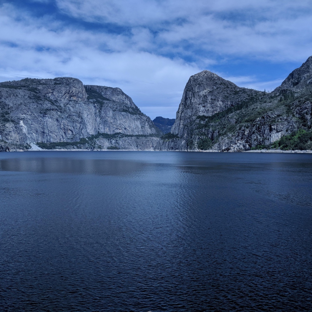 Спокойная вода в озере среди камней 