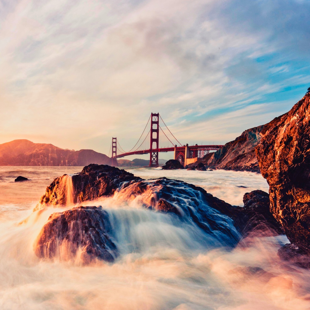 Мост Золотые Ворота над быстрой рекой в лучах солнца