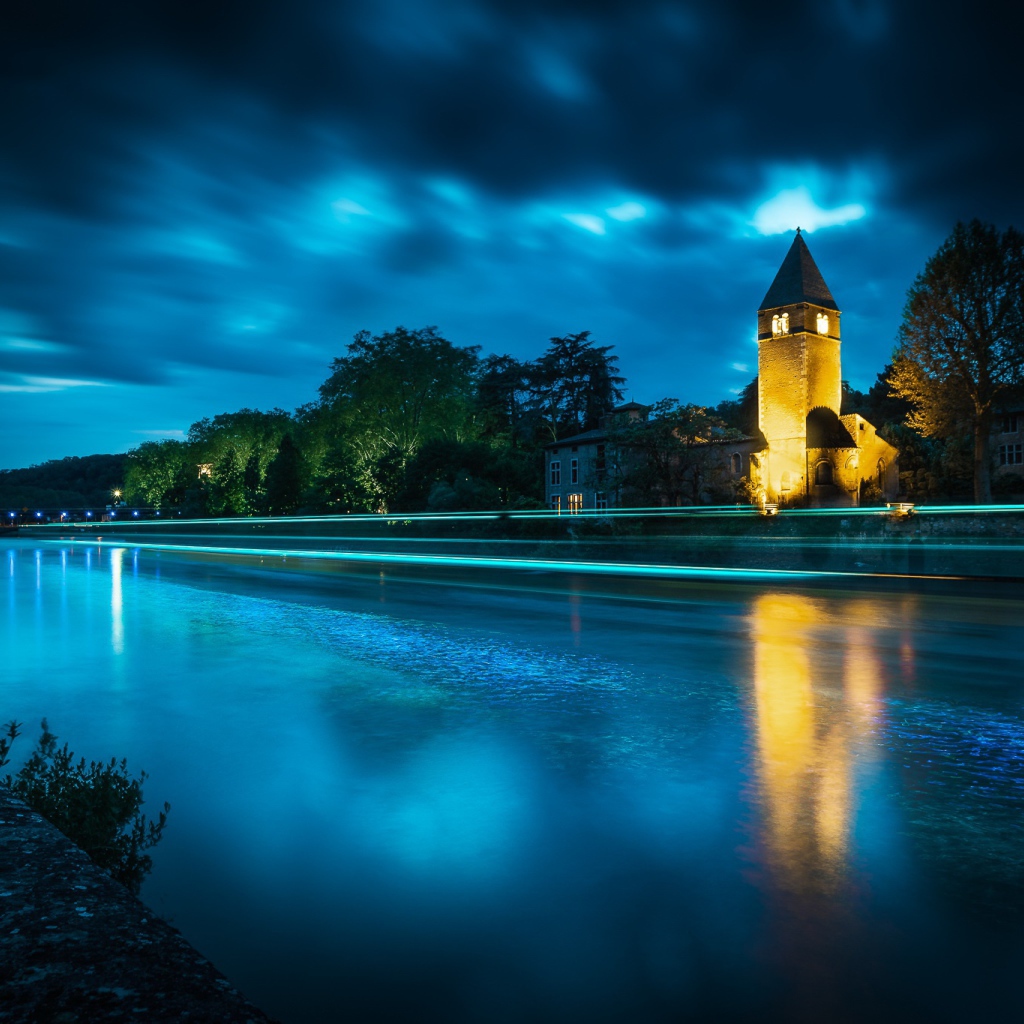 Башня на берегу реки ночью 