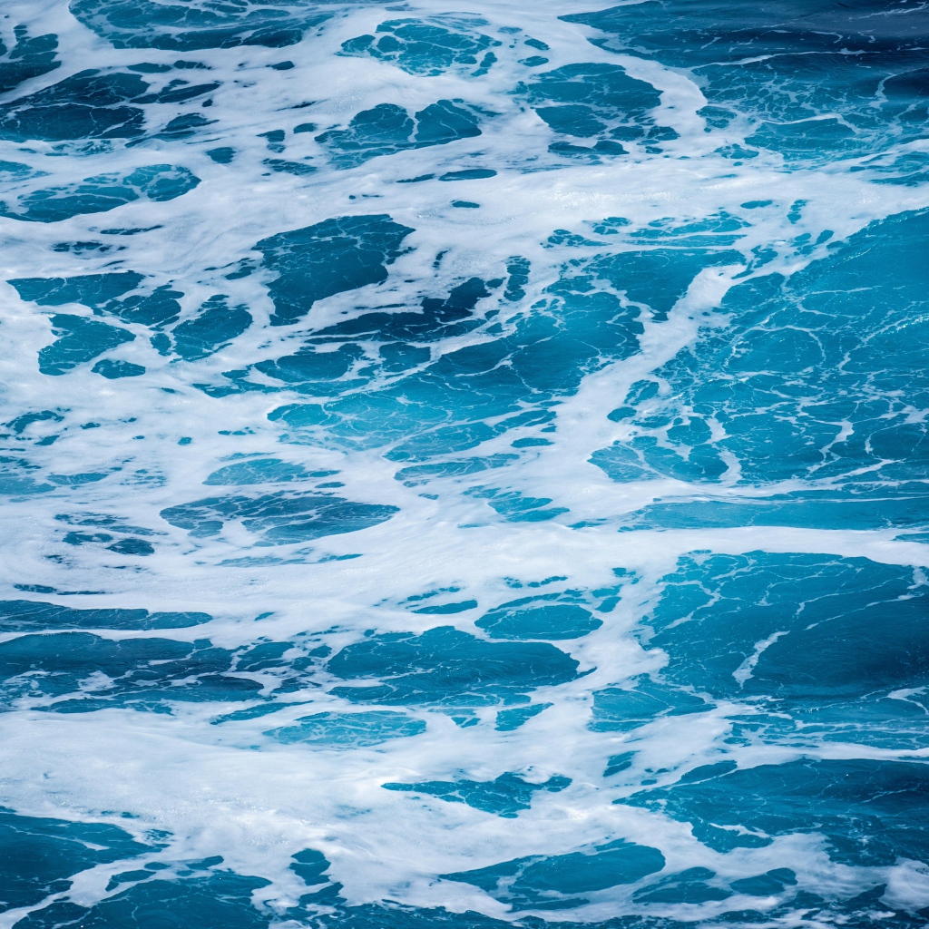 Голубая морская вода с белой пеной