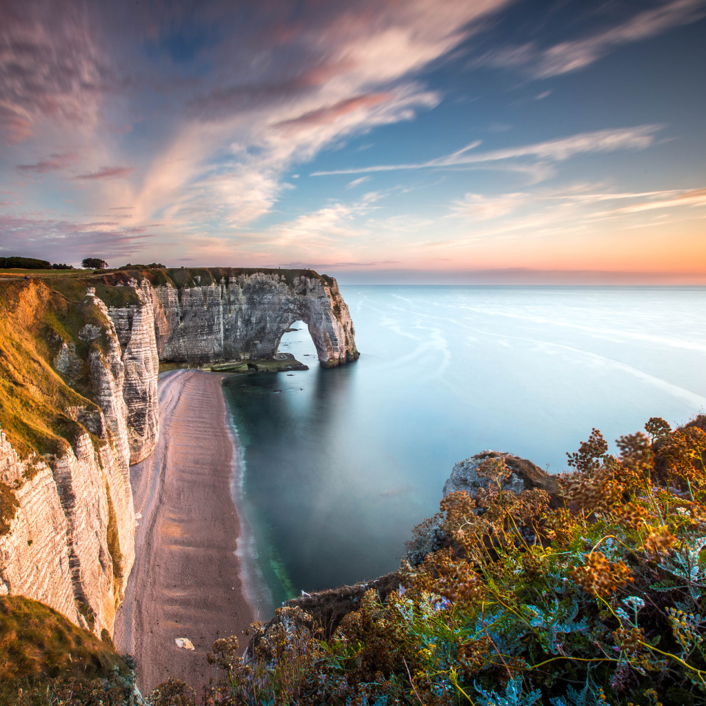 Утес у моря под красивым небом