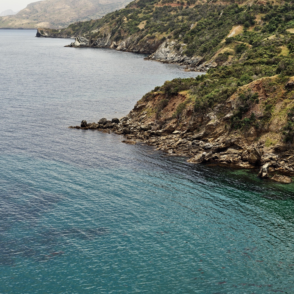 Голубая морская вода у скалистых берегов