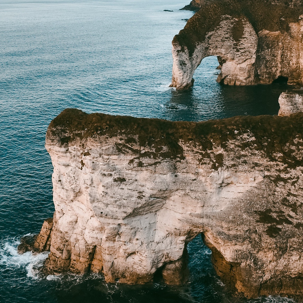 Каменные утесы с арками в океане 