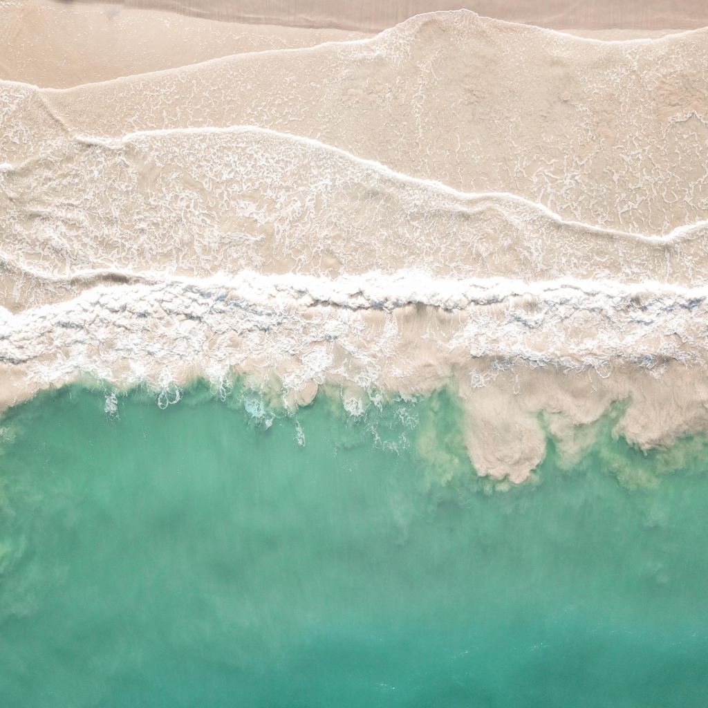 Теплые белые морские волны на песке 