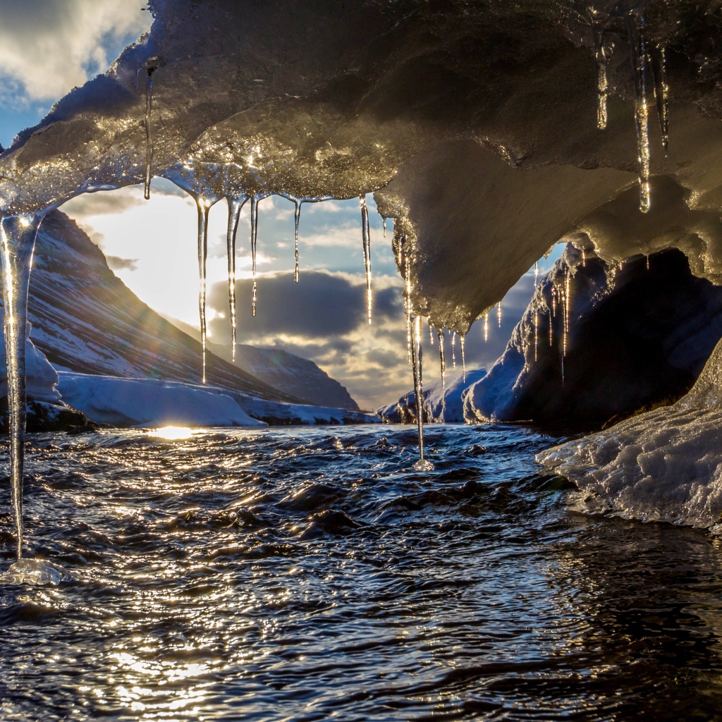 Тающие ледники на реке под ярким весенним солнцем