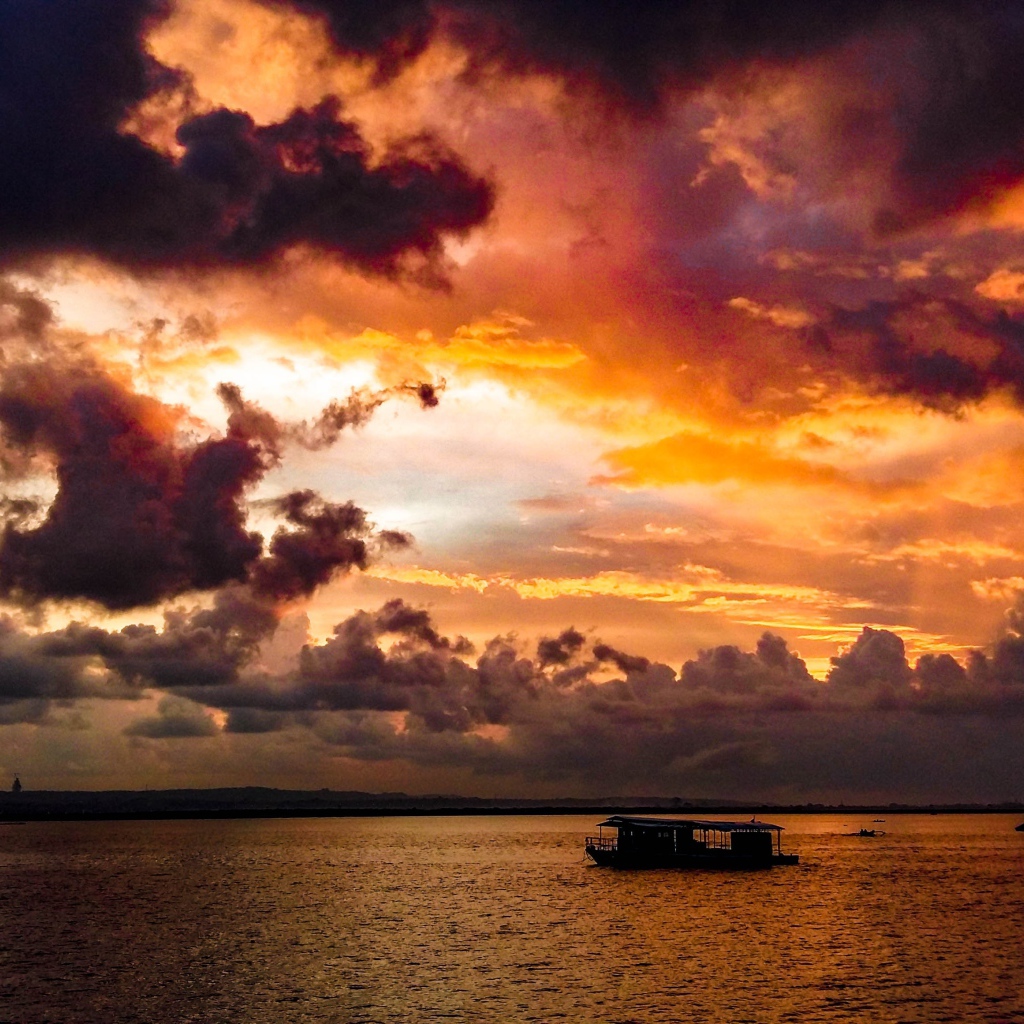 Черные облака в небе на закате над морем