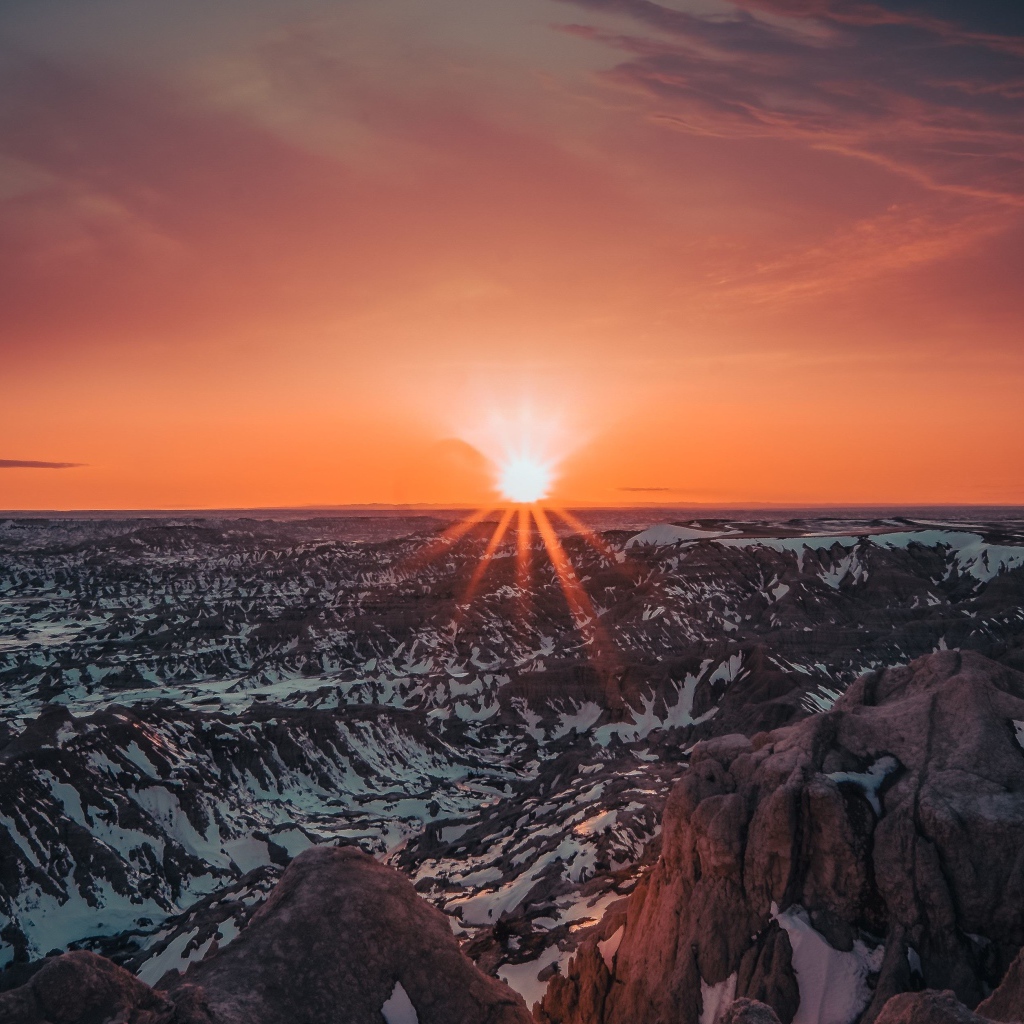 Яркий красный закат солнца над горами