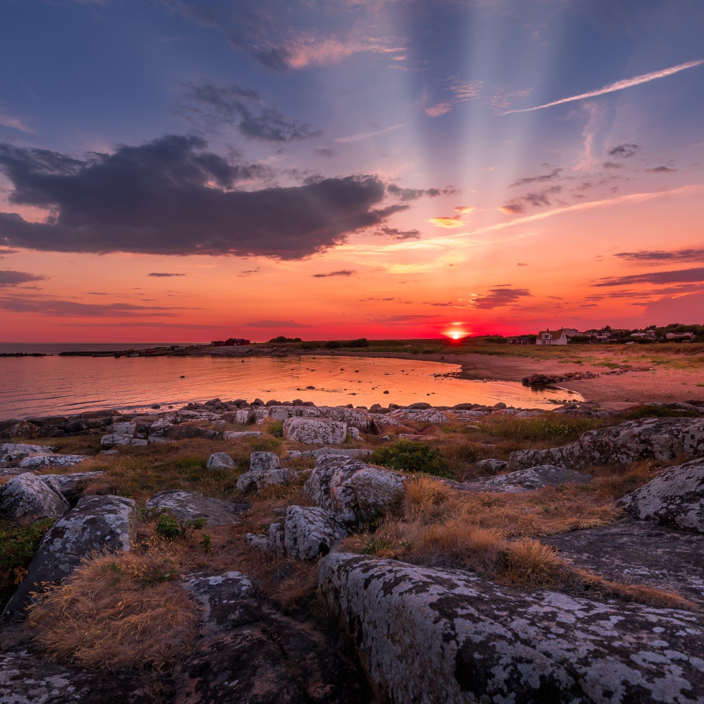Лучи солнца на закате в небе над морем