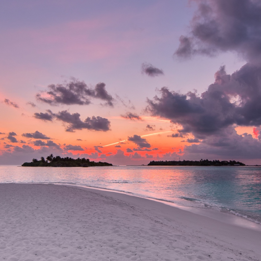 Закат на тихом побережье Исландии