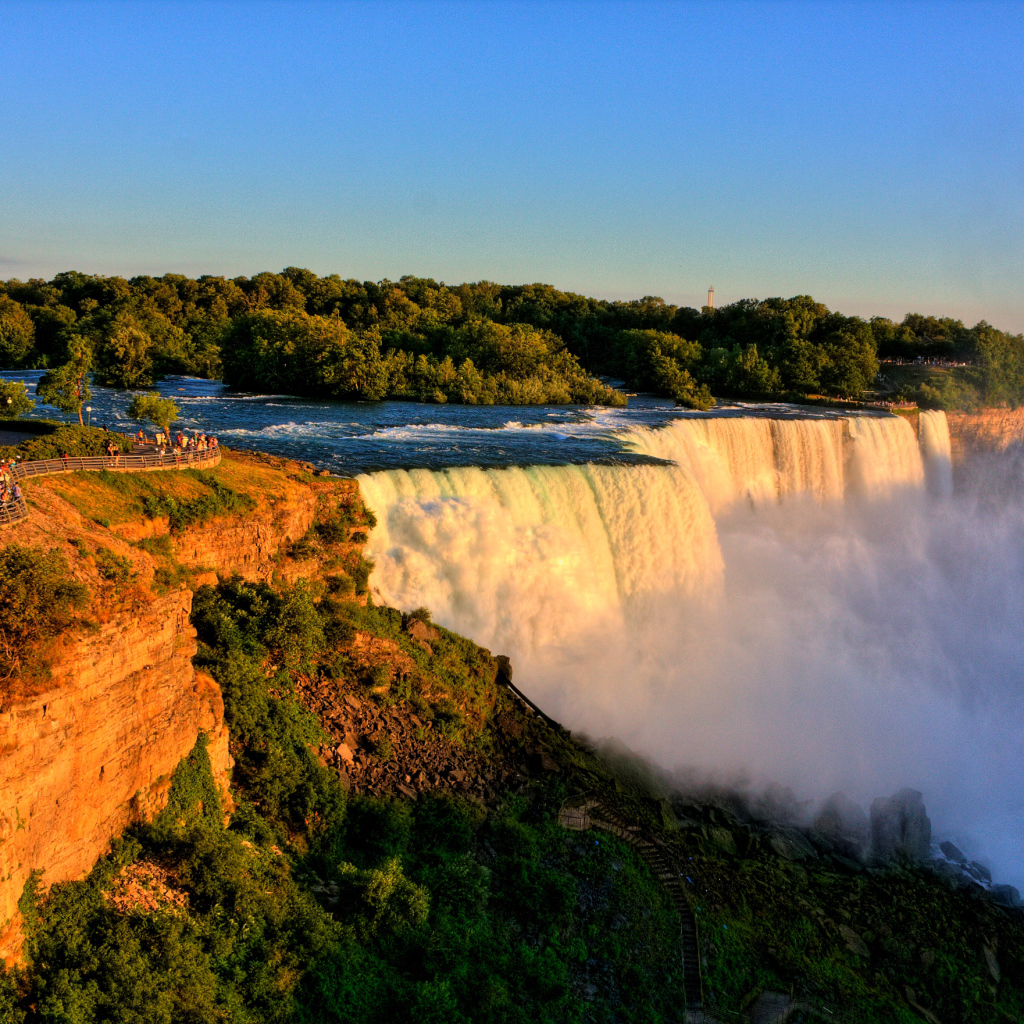 Красивый быстрый Ниагарский водопад в лучах солнца
