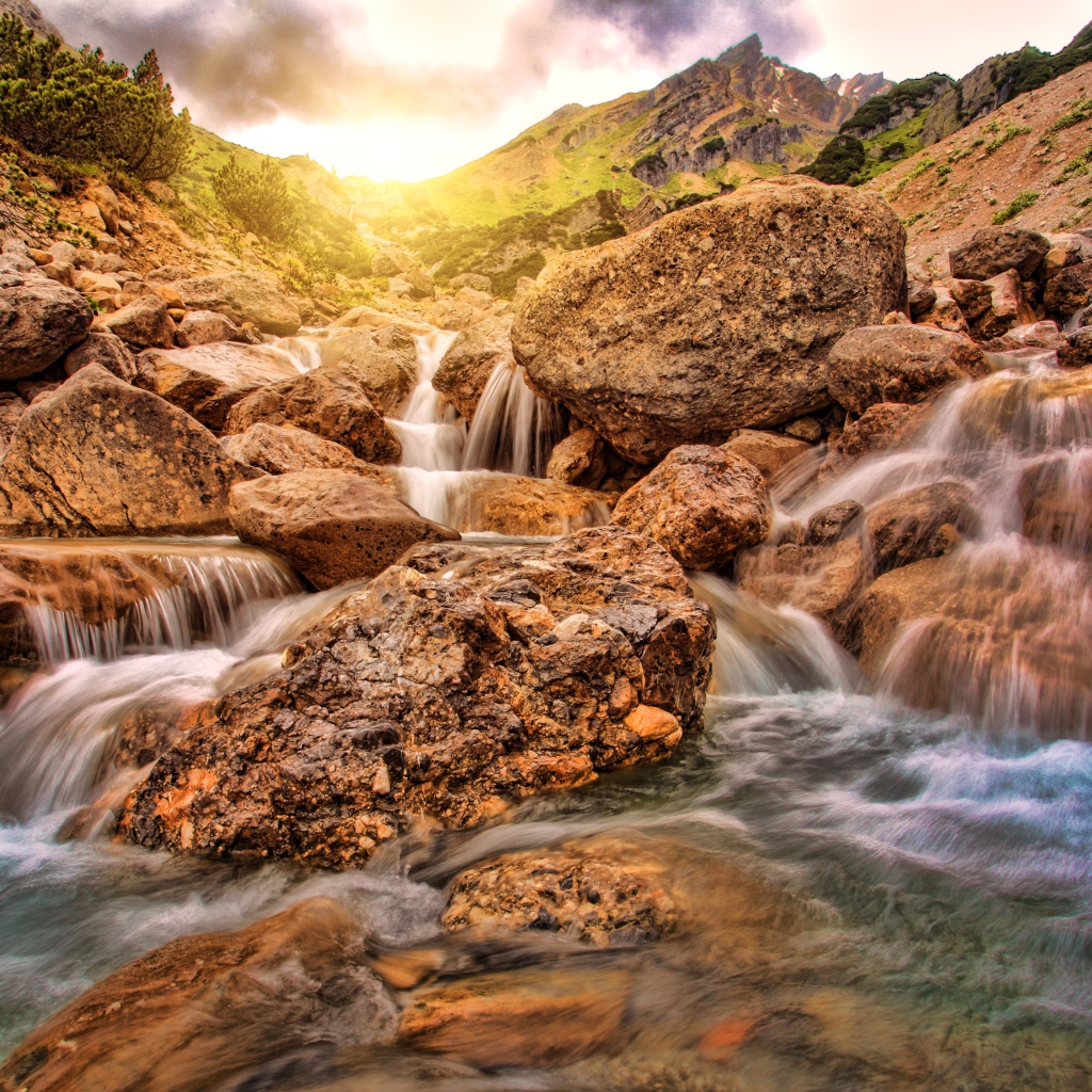 Быстрая вода стекает по камням 
