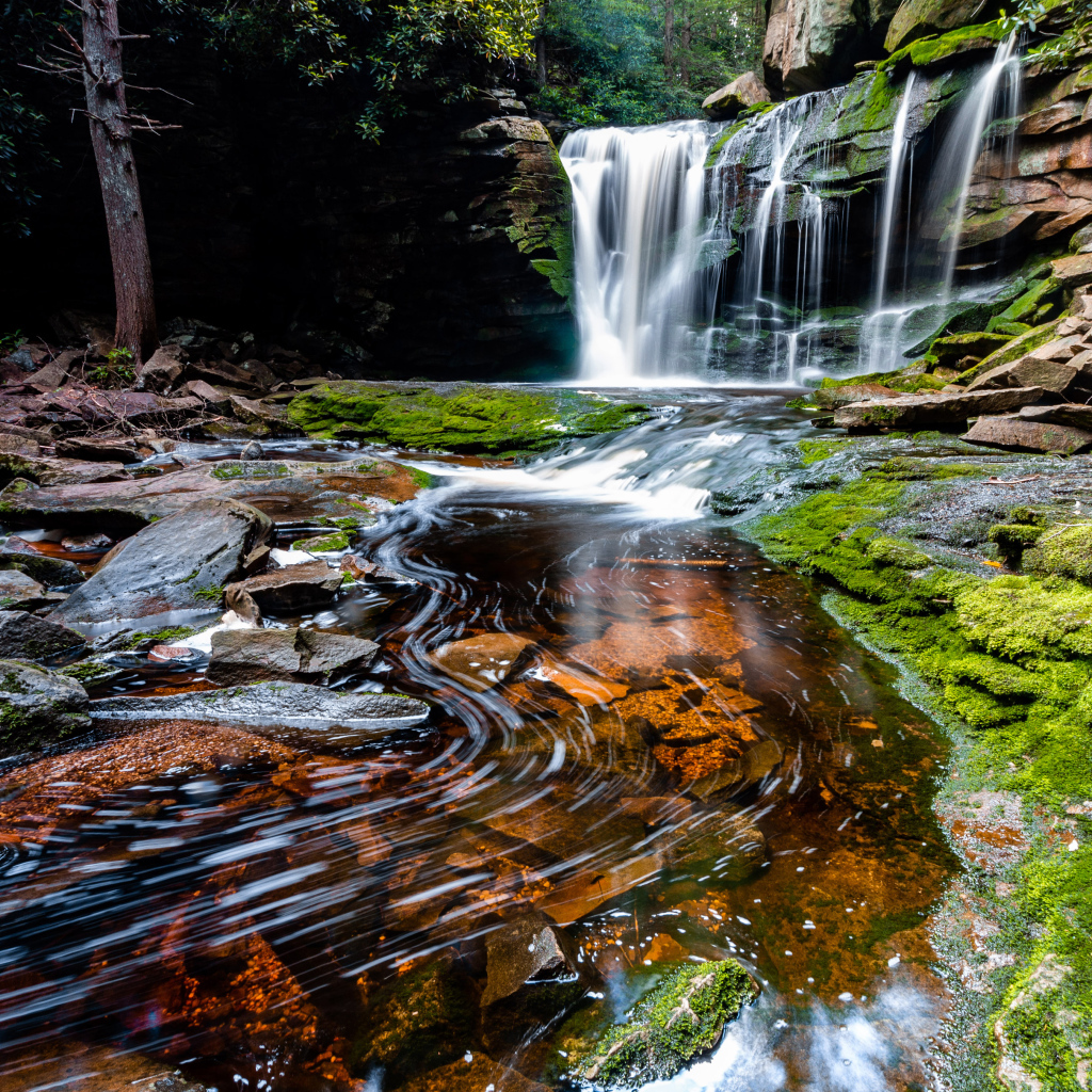 Быстрый водопад стекает по камням 